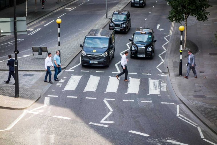 Пешеходы и машины