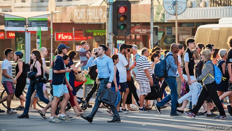 Толпа людей на улице