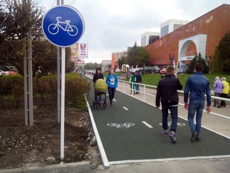 Люди на велодорожке