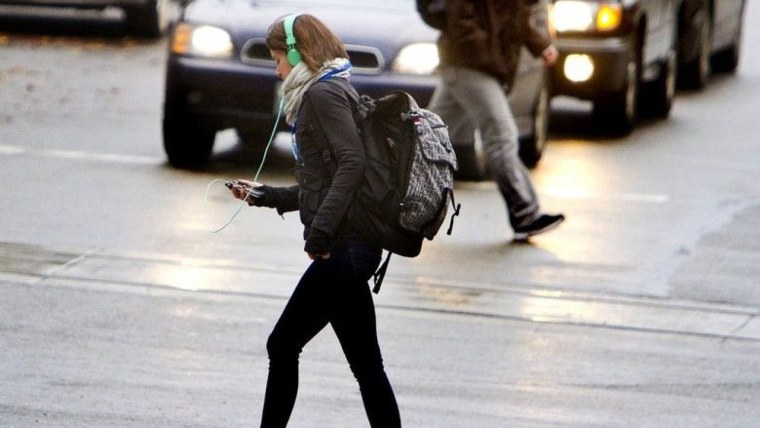 Пешеход с телефоном