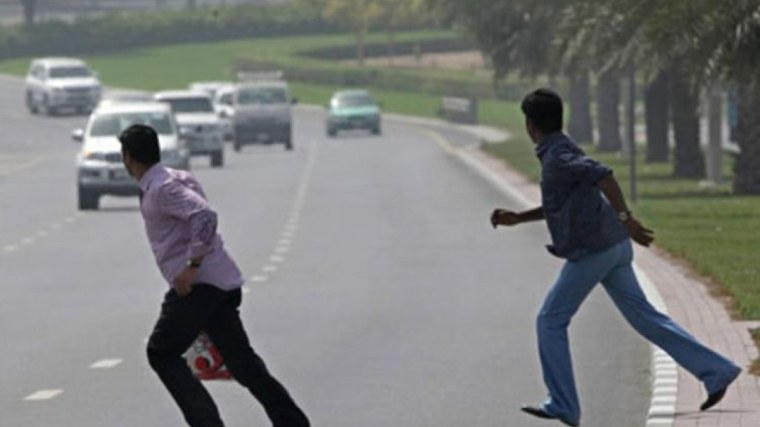 Пешеход перебегает дорогу