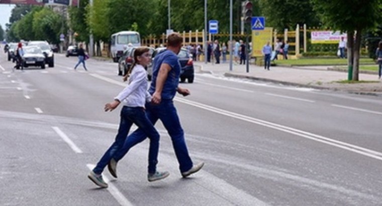 Перебегает дорогу в неположенном месте