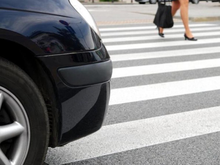 Машина на пешеходном переходе