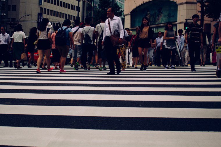 Толпа на тротуаре