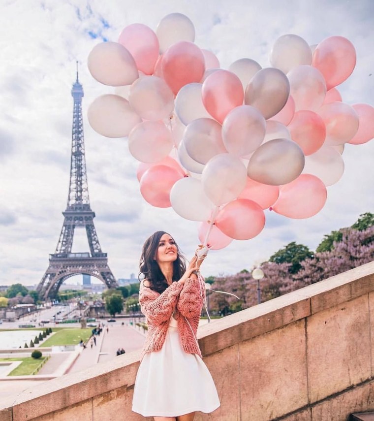 Девушка с шариками