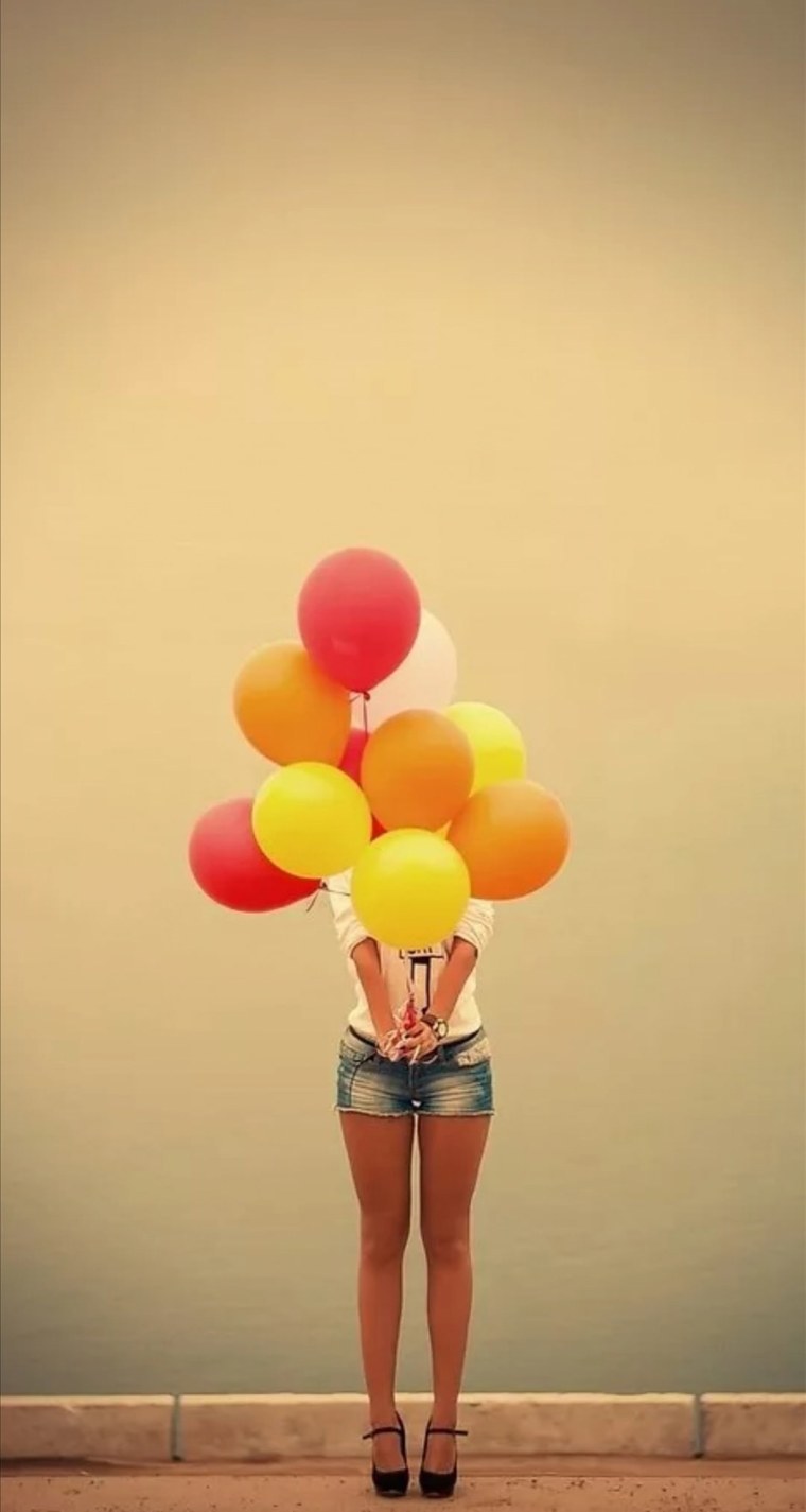 Девушка с шариками