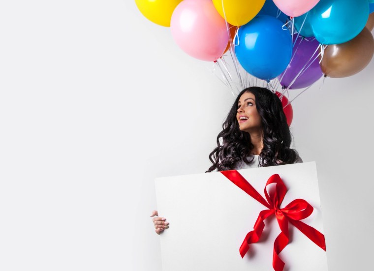 Девушка с шарами и подарками