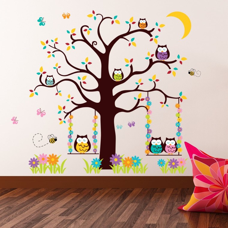 Дерево в садике на стене