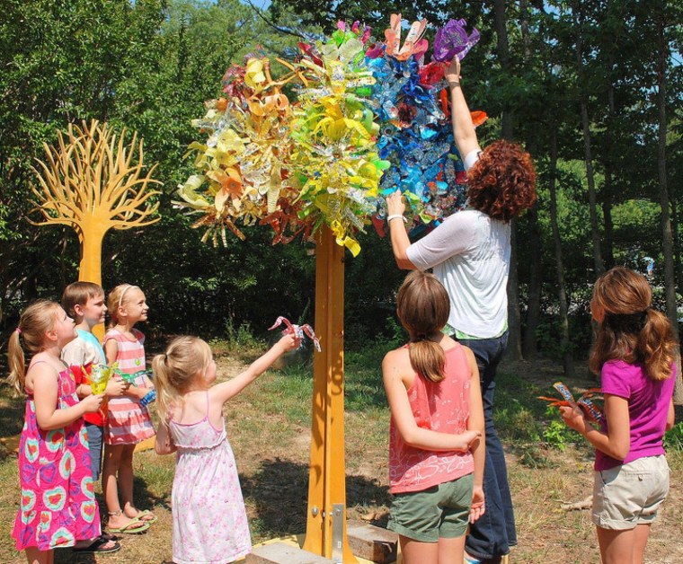 Украшение деревьев в детском саду летом