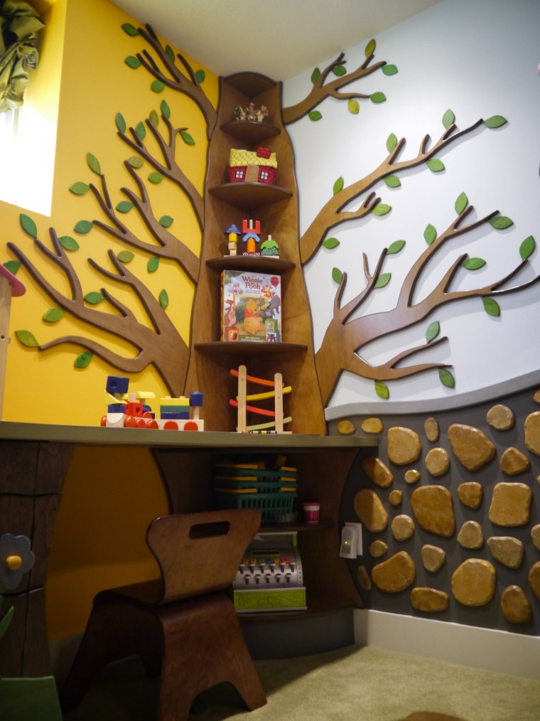 Дерево в интерьере детского сада