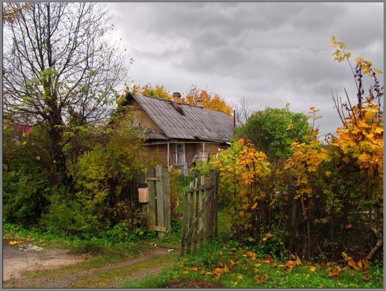 Деревенский домик осенью