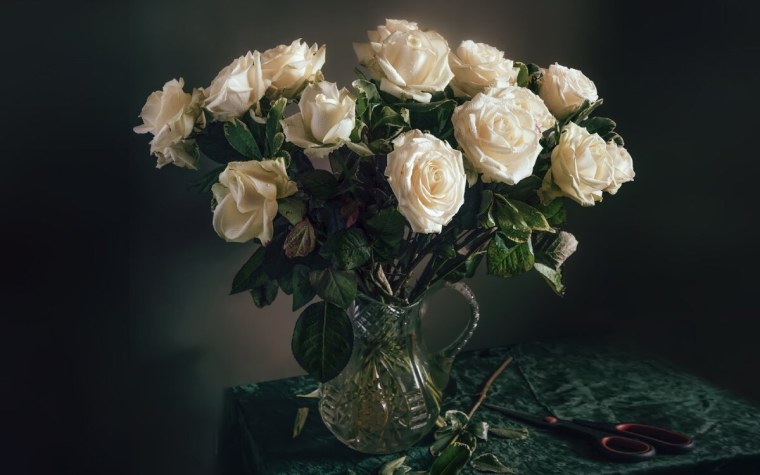 Кремовые розы в вазе