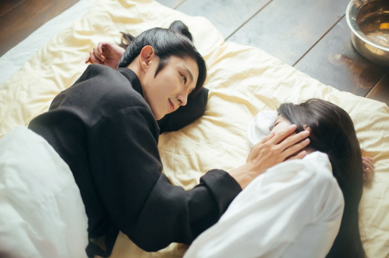 Алые сердца корё поцелуй