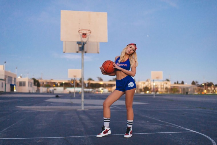 Девушка на баскетбольной площадке