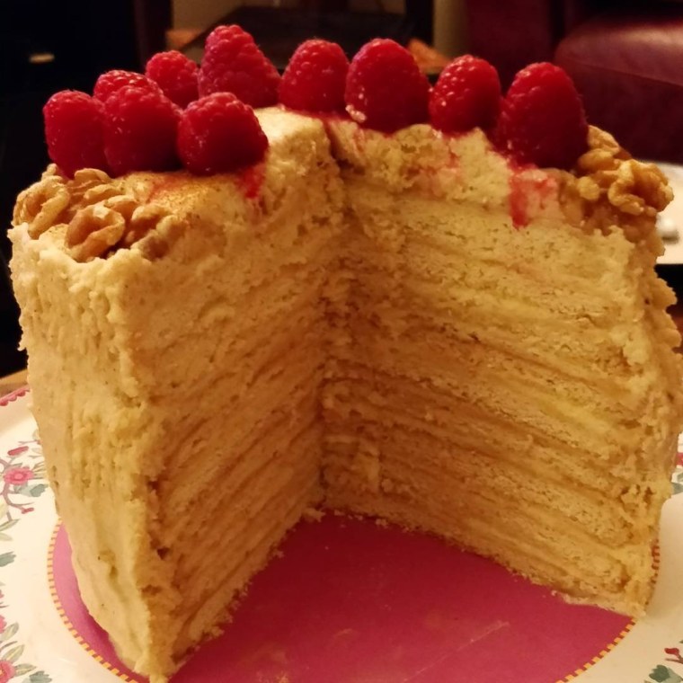 Медовик с заварным кремом и вишневой прослойкой