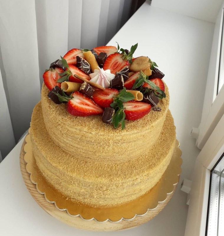 Медовик с абрикосами