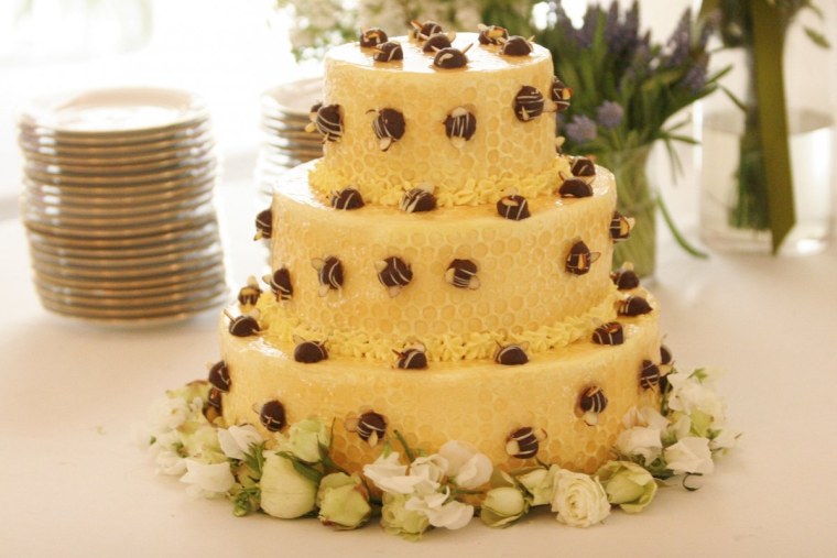 Двухъярусный медовый торт