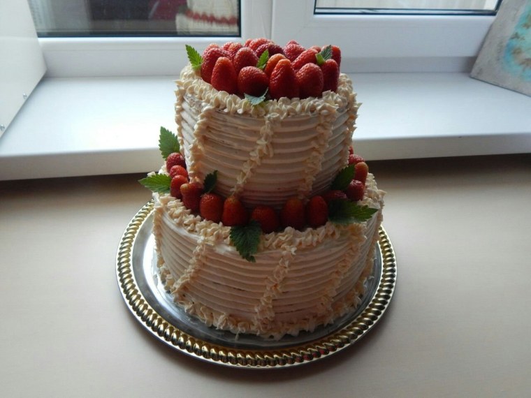 Двухъярусный медовый торт