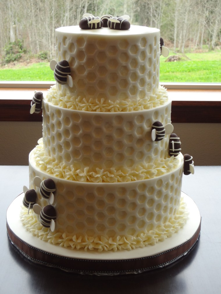 Двухъярусный медовый торт
