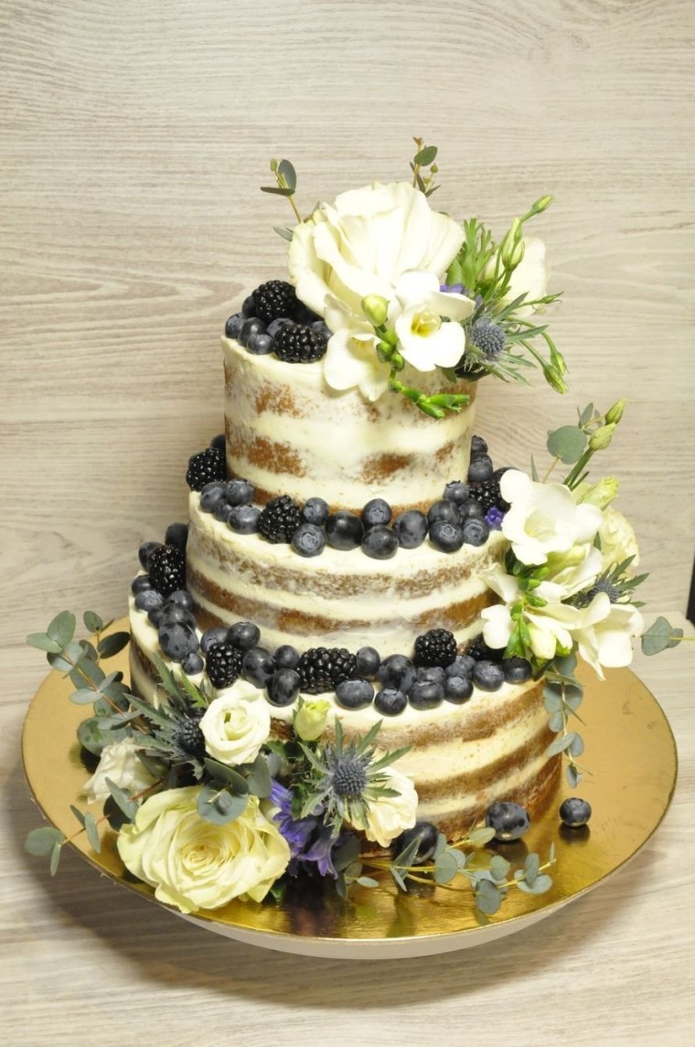 Торт с живыми цветами и ягодами