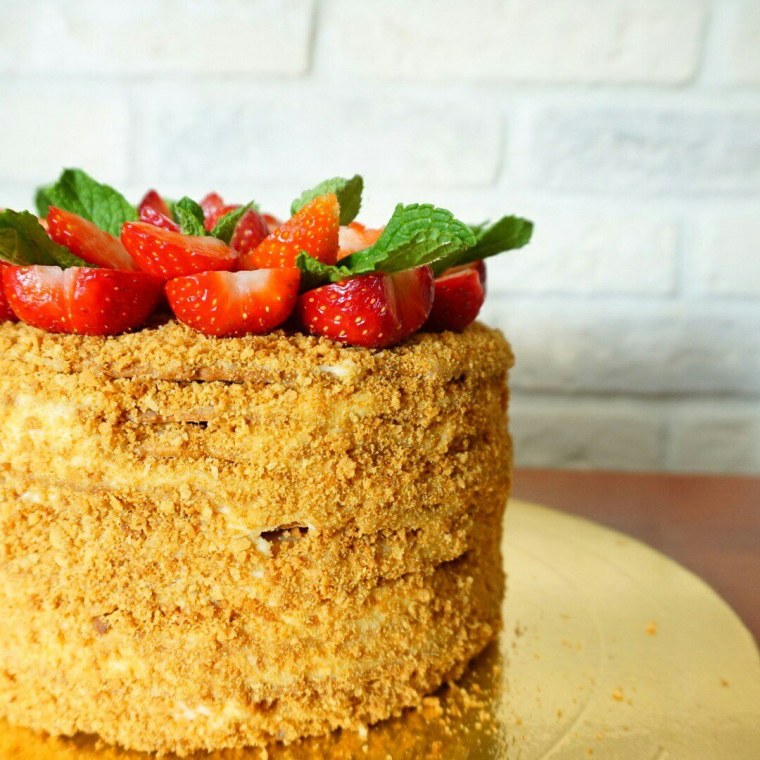 Украшение медовика клубникой