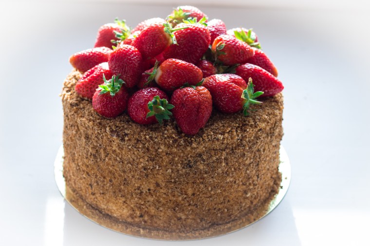 Медовик с ягодами сверху