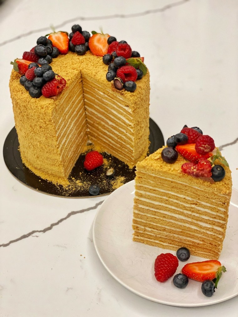 Медовик на черном фоне