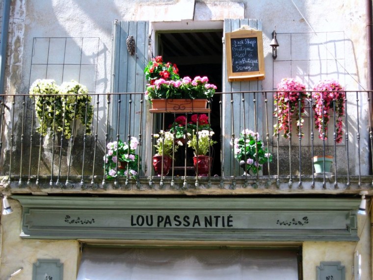 Балкончики во Франции с цветами
