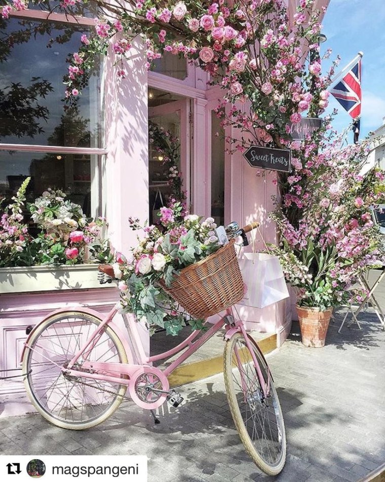 Велосипед с корзиной цветов