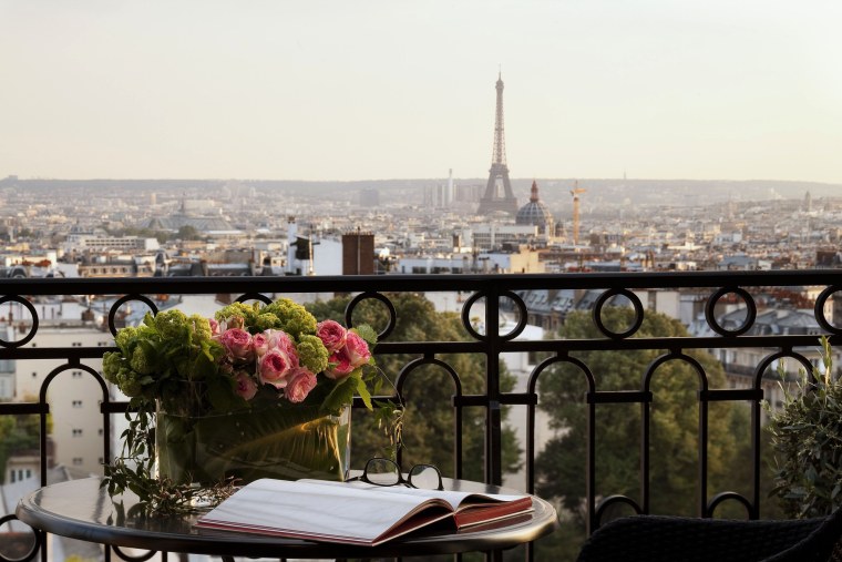 Кафе на Эйфелевой башне в Париже