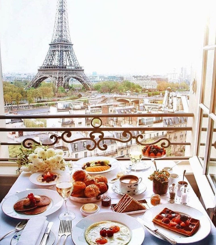 Эйфелева башня кофе круассан