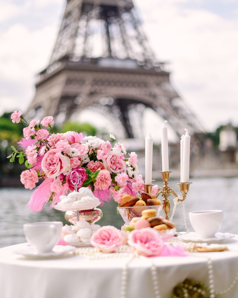 Париж Эйфелева башня пионы