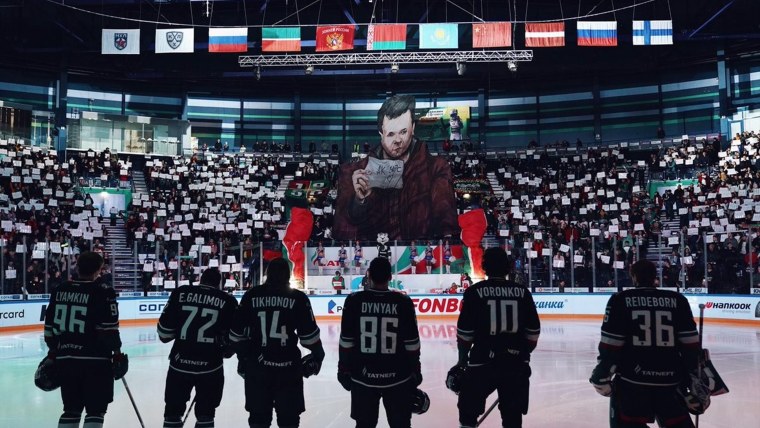 Фанат АК Барса с бумажкой