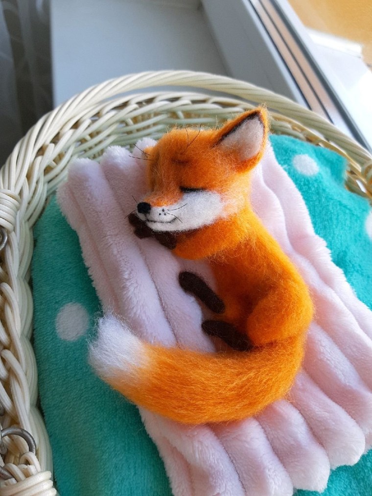 Лисичка спит