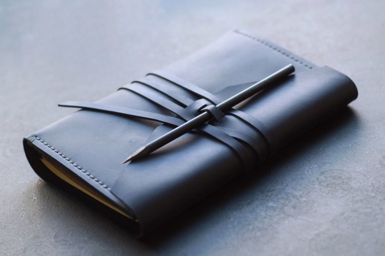 Маленький кожаный блокнот