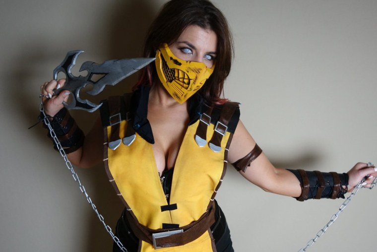 Девушка Скорпион из мортал комбат