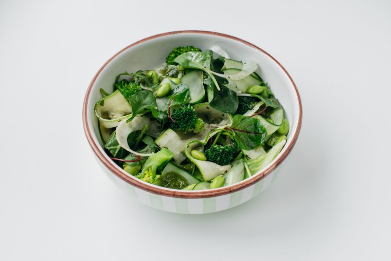 Зеленый салат с ореховым соусом