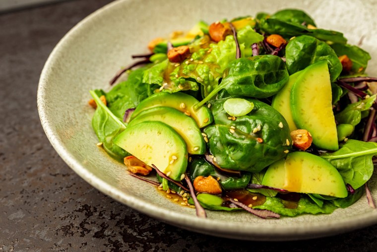 Зеленый салат с авокадо и бобами эдамаме