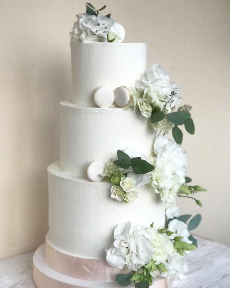 Свадебный торт с живыми цветами трехъярусный