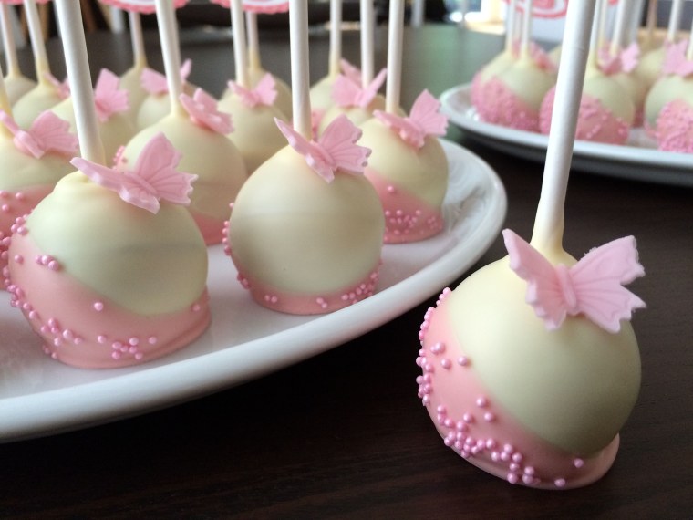 Бисквитные шарики на палочке