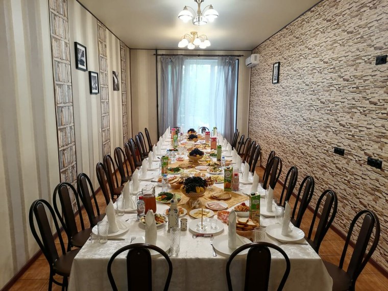 Поминки в кафе