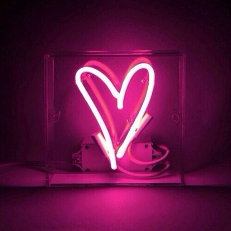 Неоновая надпись розовая