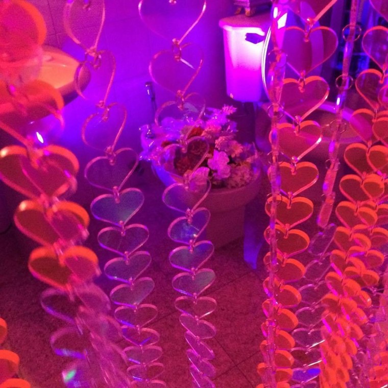 Неоново украшение зала