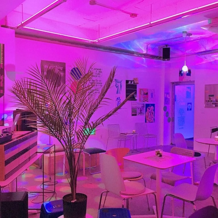 Розовый неон Эстетика