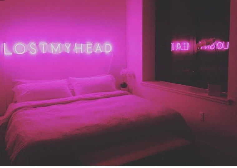 Розовая неоновая комната