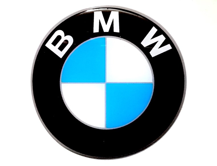 Логотип БМВ на белом фоне