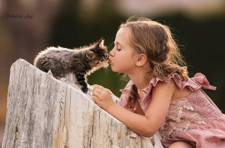 Девочка с котом