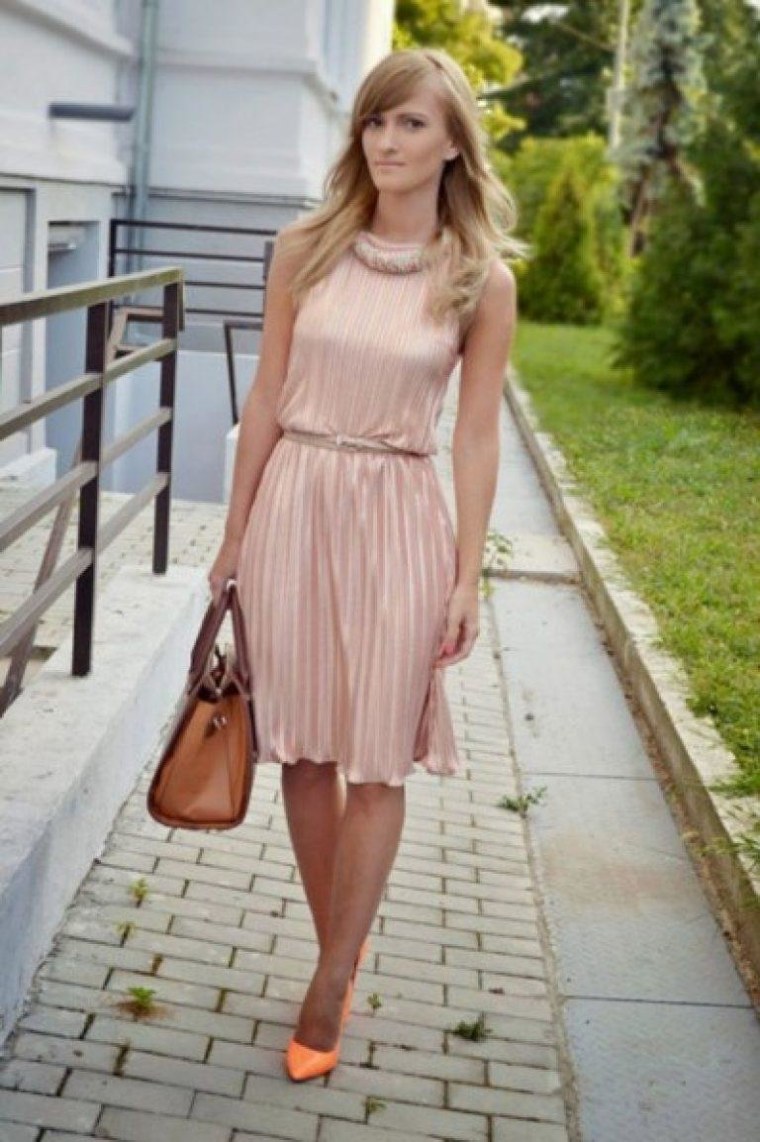 Пудровый цвет в одежде