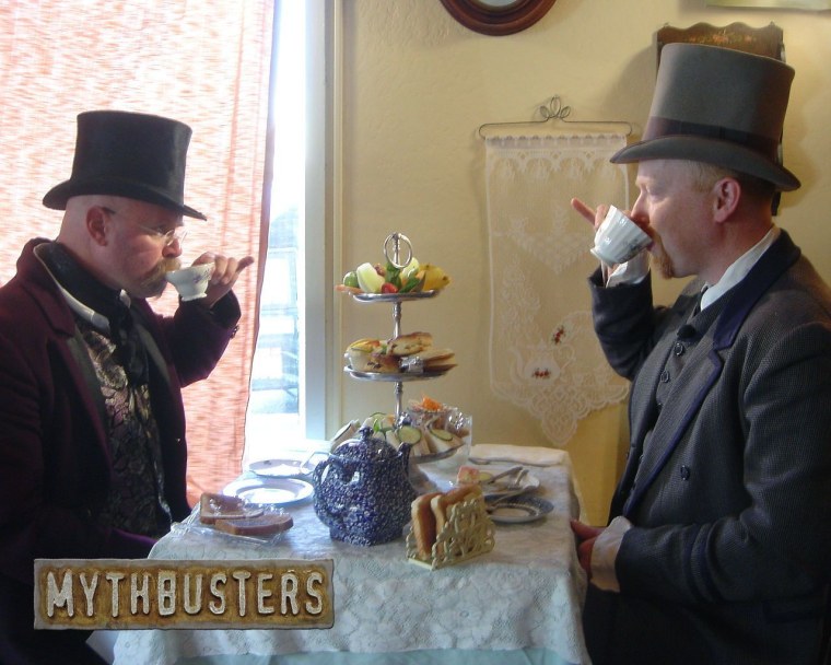 Джентльмен пьет чай