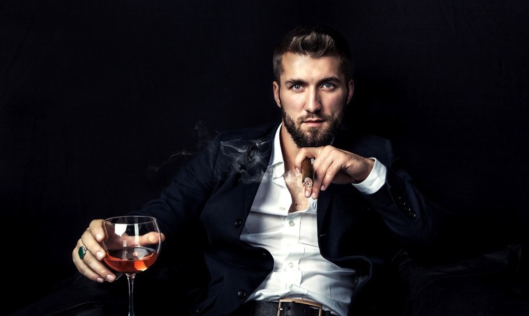 Мужчина с сигарой и виски